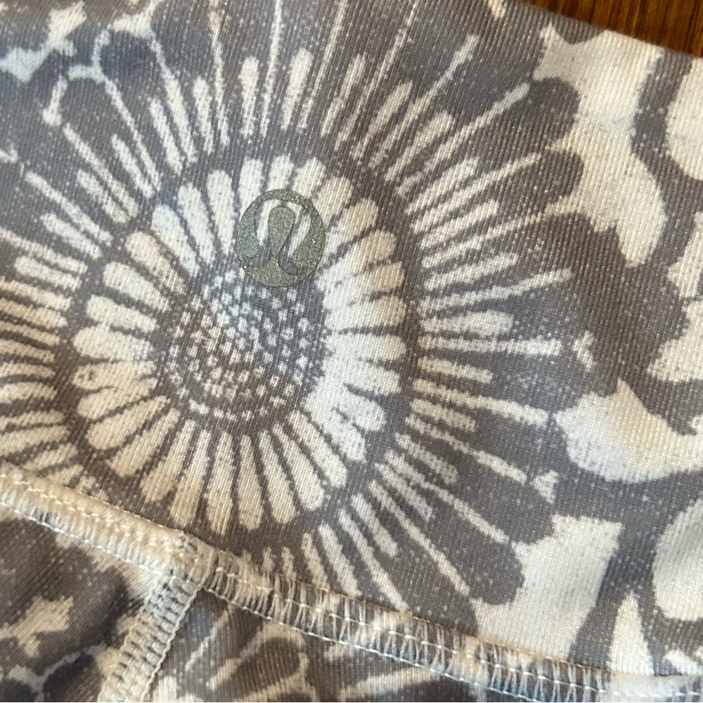 Lululemon -Fossil Grey Beachy Floral Wunder Under Crop Leggings - Picture 3 of 7